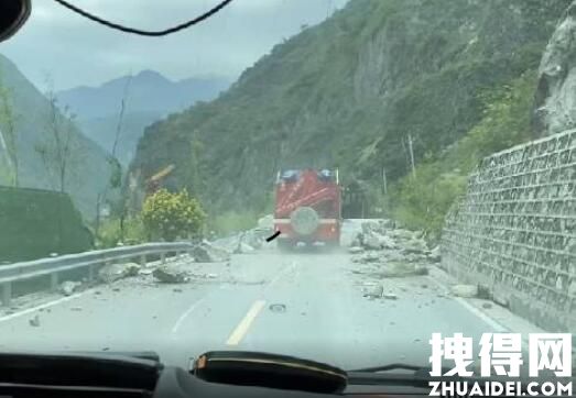 泸定惊险一幕:石块坠落擦过救援车 究竟是怎么回事？