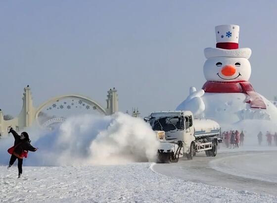 哈尔滨铲雪车也成了娱乐项目：铲雪车经过带起漫天雪雾